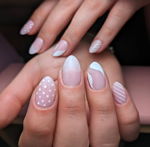 Nazaret Fernández, Salón de manicura y pedicura